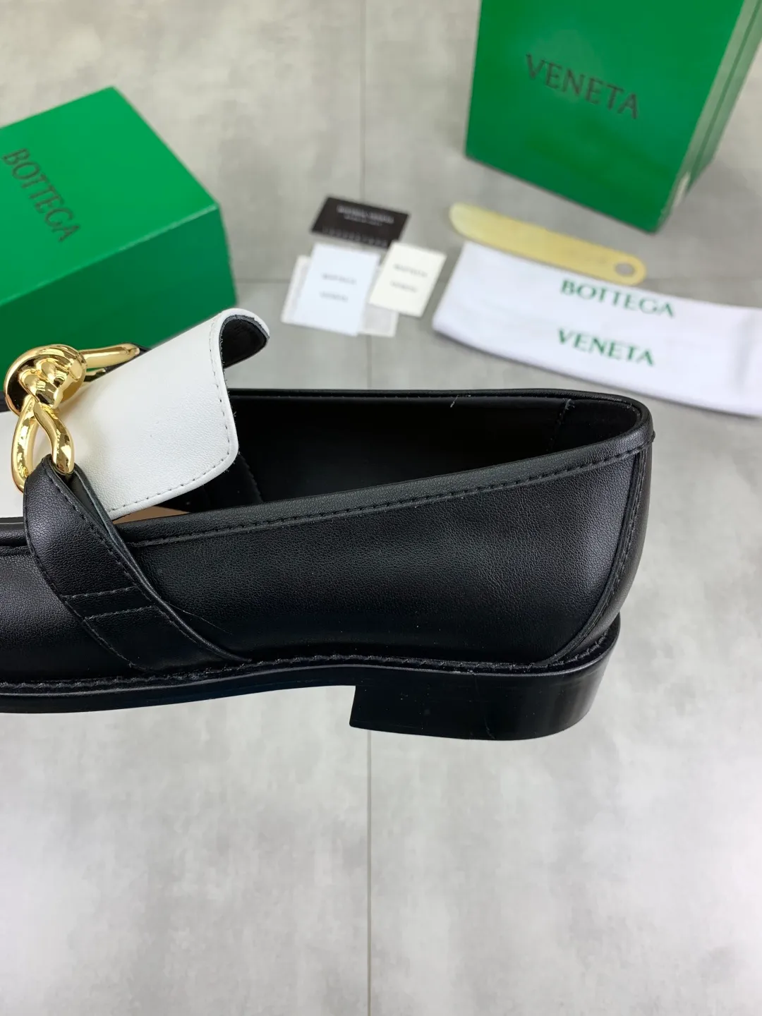 Men's shoes 💰P820 [New model] (genuine leather outsole) water-dyed cow lining 💰High-quality business couple leather shoes 💎💎💎 BOTTEGA VENETA official website synchronizes the latest top version of BV in the market, accept material comparison, shoe type comparison, process comparison, practical and textured, versatile and suitable for any occasion, the more you look at it, the more flavorful it becomes. Purely hand-knitted craftsmanship - Upper material, calfskin imported from Italy 🇮🇹 - High-quality water-dyed cowhide lining - Original private model customized leather outsole -Size: Female 35-39 (40 ordered) Male 39-44 (38 45 can be customized) Color: Multiple colors available